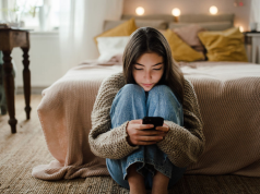 Uzależnienie od smartfonów powiązane z zaburzeniami odżywiania u dzieci i nastolatków: Nowe badania ujawniają niepokojący związek