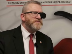 Grzegorz Braun straci immunitet? Komisja prawna PE zdecydowała. Chodzi o Jedwabne