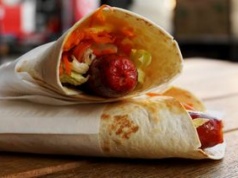 Zawijam kiełbaski i wrzucam na ruszt. Dzieciaki podskakują, jak słyszą o hot dogach z grilla