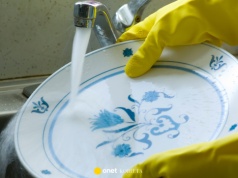 Czy trzeba myć naczynia ciepłą wodą? Ten błąd może dużo kosztować