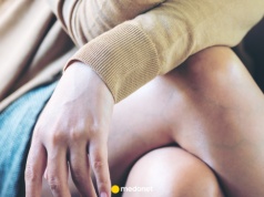 Tak zakładanie nogi na nogę wpływa na twoje ciało. Kręgosłup się zbuntuje