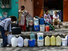 Katastrofy naturalne a demokracja – jak powodzie i fale upałów wpływają na wybory