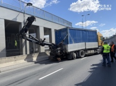 Ciężarówka z HDS zakleszczyła się w tunelu we Włochach