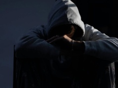 Kopali, bili i przypalali papierosami. Szokujące nagranie 15-latków uratowało życie ofierze