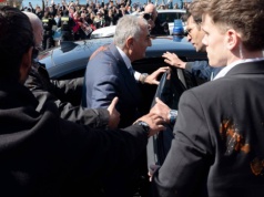 Atak farbą na syna obalonego szacha Iranu. Jest nagranie