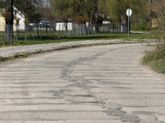 Mieszkańcy alarmują o stanie dróg przy giełdzie w Wapienicy. Interwencja radnego Konrada Łosia