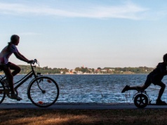 Bezpieczeństwo na trasie: 5 rzeczy, na które musisz zwrócić uwagę, wybierając przyczepkę rowerową.