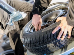 Sznur wulkanizacyjny w oponie. Dlaczego profesjonaliści ostrzegają przed tą metodą?