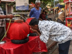 Temperatury sięgają 44°C. W szkołach uruchomiono "wodne dzwonki"