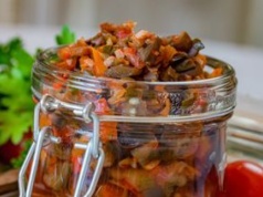 Widzisz dorodne oberżyny na straganie? Zrób z nich pyszną sałatkę do słoików