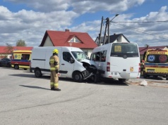 Wypadek szkolnego autobusu. Dwie osoby ranne