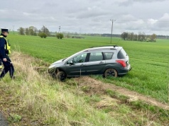 34- latek dachował kradzionym autem. Nie posiadał uprawnień do kierowania, a w ogranizmie miał blisko 2 promile alkoholu