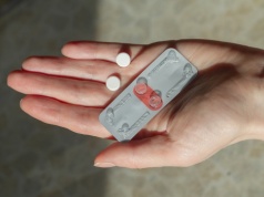 Korzystają z niej tysiące kobiet. Co dalej z pigułką "dzień po" w aptekach? Decyzja już jest