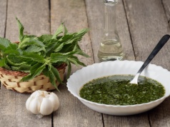 Wyjątkowa moc pokrzywy. Zobacz, jak wykorzystać ten zielony chwast dla zdrowia. Wypróbuj przepisy