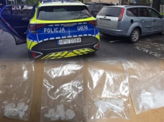 Kierowca na widok policjantów wyrzucił przez okno woreczek z niedozwoloną substancją, dodatkowo jechał bez uprawnień- został zatrzymany