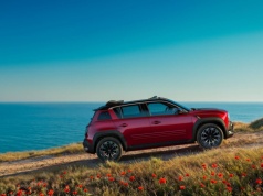 Otwierany dach i szybsze ładowanie zimą. Renault 4 E-Tech electric Plein Sud debiutuje w cennikach