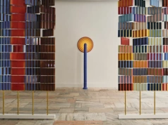 To nie jest zwykła wystawa. Kolor i ceramika „pracują” tu ze zmysłami