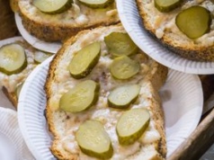 Przez lata uchodził za symbol złej diety. Na patelni bije "nowoczesne" tłuszcze