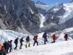 30 metrów lodu blokuje drogę na Mount Everest. "Możliwe korki"