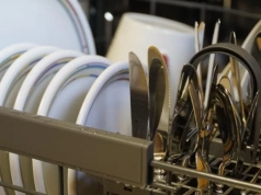 Jak wybrać tabletki do zmywarki, by oszczędzić czas i cieszyć się zawsze lśniącą zastawą?
