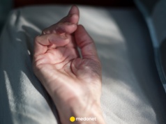 Nocne mrowienie dłoni: nie lekceważ tego objawu. Może być sygnałem poważnych problemów