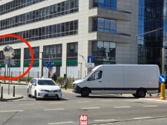 Tutaj stoi niewidzialny znak A-7. To dlatego jesteś z prawej i NIE masz pierwszeństwa