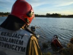 Auto wpadło do wody w Łódzkiem. W środku były cztery osoby