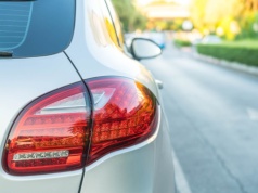 Te zachowania za kierownicą są karane w Europie. W Polsce nikt na to nie patrzy