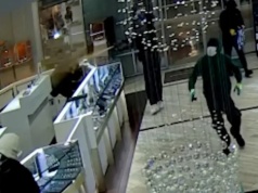 Grupa złodziei napadła na jubilera w biały dzień. Ceny złota wabią bandytów