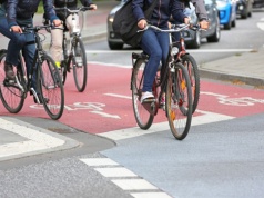 Nie uwierzycie, co oznacza ten ruch ręką. Kierowcy często reagują za późno