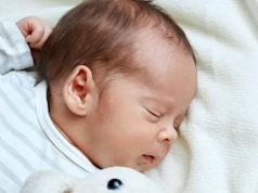 Powiedzenie w czepku urodzony – co to znaczy?