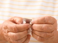 Miliony seniorów sięgają codziennie po te suplementy. Efekt może być zerowy