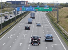 Kiedy można zatrzymać się na pasie awaryjnym? Te sytuacje są legalne, reszta grozi karą