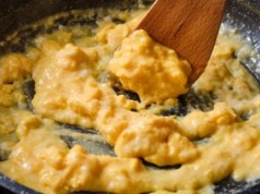 Dodaj to do jajecznicy, a będziesz syty aż do obiadu. Zapomnisz o podjadaniu