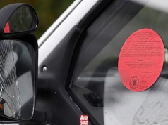 Niemiecka czerwona naklejka to konkretny sygnał. Kierowca musi dzialać błyskawicznie