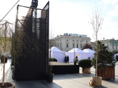 Przed Galerią Krakowską stanęło plenerowe kino