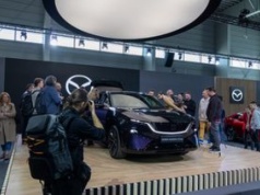 Nowa Mazda pokazana na Poznań Motor Show. 26 cali ekranu, 23 głośniki