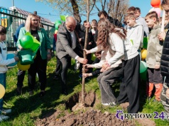 „Nasza planeta w naszych rękach” – grybowscy uczniowie zasadzili drzewa