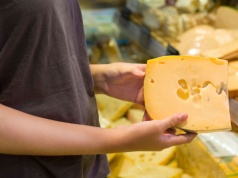 GIS wycofuje ser żółty z powodu groźnej bakterii. Polacy go uwielbiają, sprawdź, czy masz w lodówce