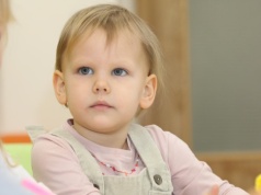 Dziecko lubi przedszkole, ale poranki zamieniają się w dramat. Psycholog wyjaśnia, dlaczego