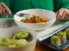 Mindful eating, czyli jak jeść uważnie w świecie pełnym rozpraszaczy?