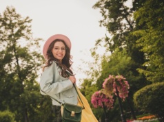 Ten kolor nie wychodzi z mody. Wiosną warto mieć go w szafie