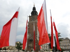 Przemarsz ulicami Krakowa ze stumetrową flagą Polski. Każdy może nieść ogromną biało-czerwoną i dostać mniejszą