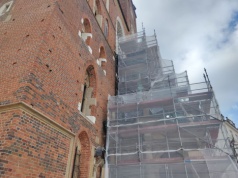 Bazylika Mariacka w remoncie. Turyści rozczarowani na Rynku Głównym