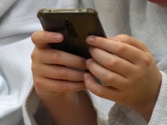 Zakaz smartfonów w szkole? Większość Polaków zgodna. SONDAŻ