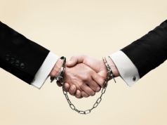 Reguła wzajemności – tę metodę manipulacji stosują ludzie chcący cię wykorzystać. Jak nie ulec szantażowi?