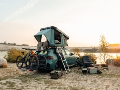 Namiot dachowy, który zamienia się w salon. Thule prezentuje płaski model Widesky