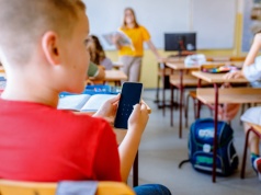 Dzieci zamiast w świetlicy, bawią się na dworze. "Córka nie ma kiedy lekcji odrobić"