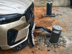 Wjechał w słupek, który stwarzał pośrednie zagrożenie (ZDJĘCIA)