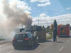 Dachowanie Żuka po zderzeniu z Fordem w Świdniku. Są utrudnienia w ruchu